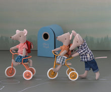 Load image into Gallery viewer, Maileg Abri à tricycle, Mouse - Ocher, Coral, Petrol Blue
